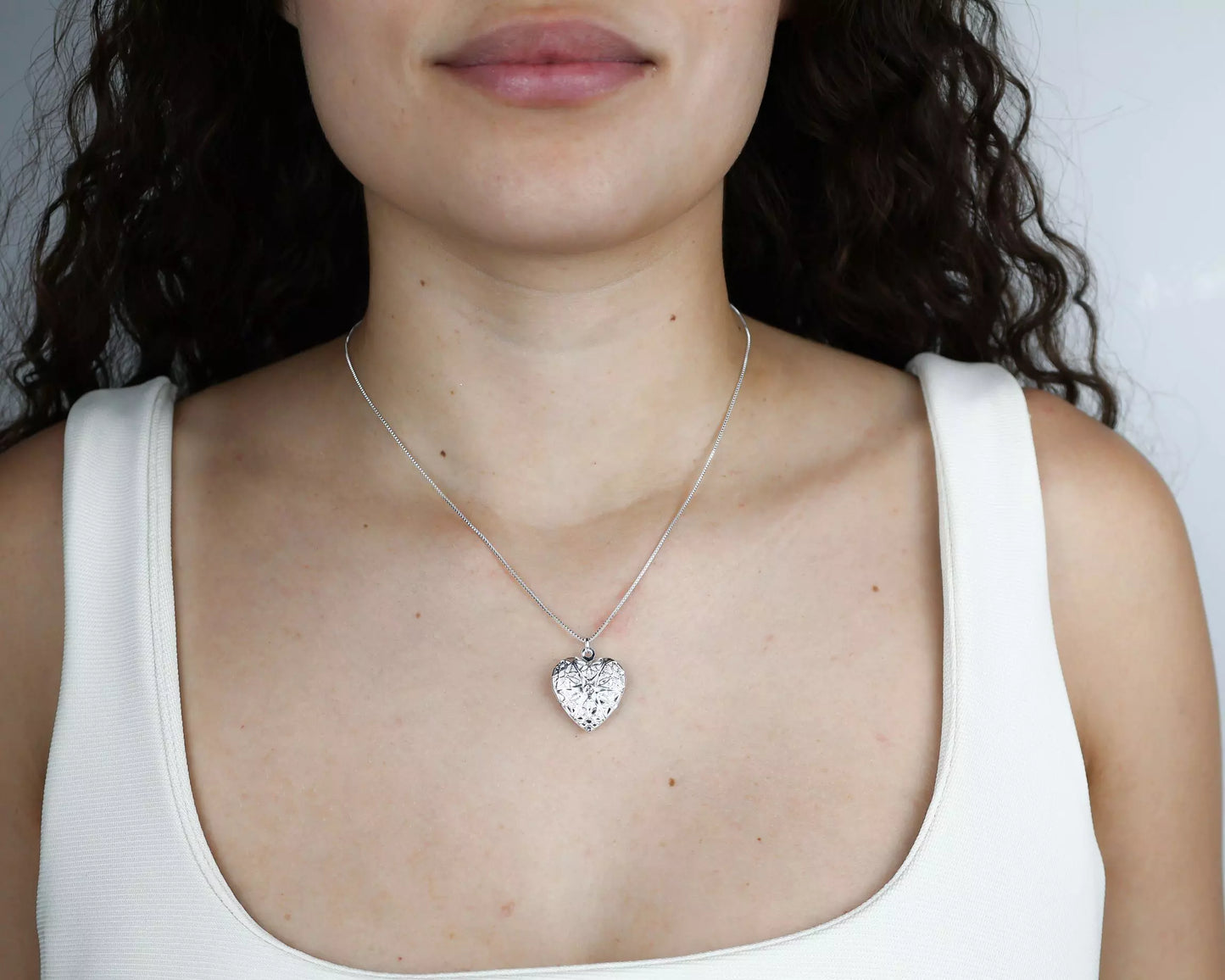 Medium Necklace with Openwork Heart Locket Pendant - Silver